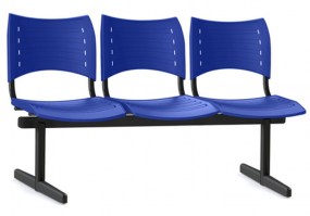 Longarina-plástica-3-lugares-ISO-estrutura-preta-assento-azul-hsmóveis