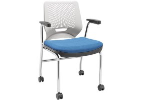 Cadeira_beezi_fixa_4_pés_cromados_rodízios_82004_com_braços_encosto_branco_assento_poliéster_azul
