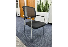 Cadeira_fixa_Diretor_cromada_BLM2028_F_com_braços_ambiente