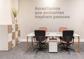 Plataforma_Dupla_Lexus_Smart_Pé_Cavalete_Gebb_Work_branca_com_estrutura_colorida_ambiente4